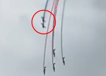 ఫ్రాన్స్‌లో ప్రదర్శన సమయంలో గాల్లోనే ఢీకొన్న రెండు యుద్ధ విమానాలు