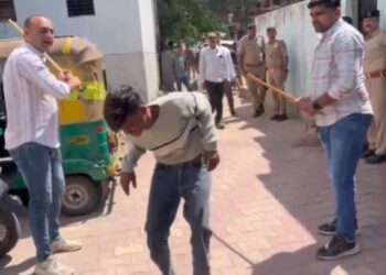 అహ్మదాబాద్ వీధుల్లో గూండాలకు ఊహించని షాక్ – పోలీసులు కౌంటర్ దెబ్బ!