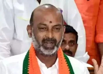 Bandi Sanjay: రైతు భరోసా ఇవ్వరు.. రుణమాఫీ పూర్తిచేయరు